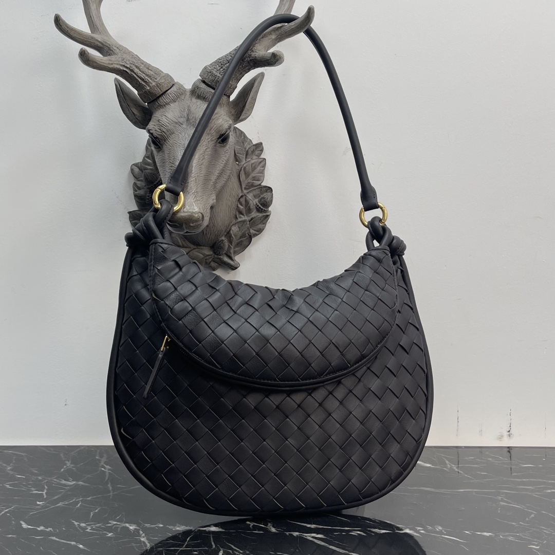 Bolsa Bottega Veneta Large Coffee Gemelli 🤎 Do show Winter 2023, a bolsa Gemelli, que significa "gêmea" em italiano, é um design inteligente e interessante, com uma bolsa grande e uma alça com zíper que cria o efeito de uma bolsa dupla. O design geral ecoa o "poder de empilhamento" da coleção Summer 2023, com a bolsa Gemelli, que é um emparelhamento de duas bolsas, unidas por um nó que conecta as seções superior e inferior, um design clássico da Bottega Veneta 🖤. Modelo médio N.º: 8004 Tamanho: 36*10*25cm-Alto Fábrica de Falsos