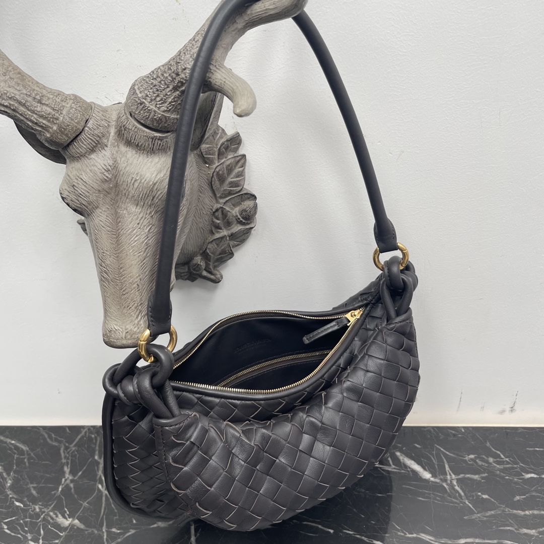 Bolsa Bottega Veneta Large Coffee Gemelli 🤎 Do show Winter 2023, a bolsa Gemelli, que significa "gêmea" em italiano, é um design inteligente e interessante, com uma bolsa grande e uma alça com zíper que cria o efeito de uma bolsa dupla. O design geral ecoa o "poder de empilhamento" da coleção Summer 2023, com a bolsa Gemelli, que é um emparelhamento de duas bolsas, unidas por um nó que conecta as seções superior e inferior, um design clássico da Bottega Veneta 🖤. Modelo médio N.º: 8004 Tamanho: 36*10*25cm-Alto Fábrica de Falsos