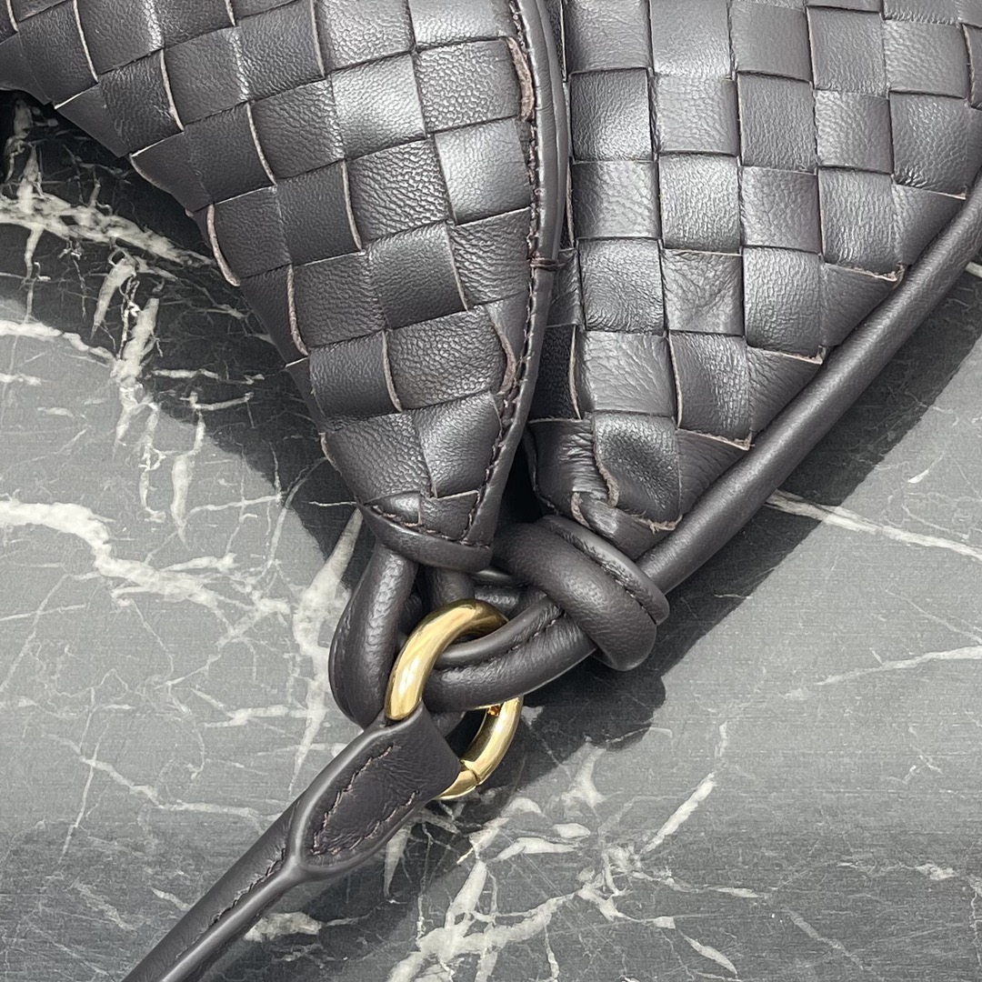 Bottega Veneta Small Emerald Gemelli Un sac très chaud sous le bras 🔥 le design unique de la demi-lune est très reconnaissable ! Shu Qi avec le même modèle ✨ Twin sac a une demi-lune amovible zip à main avec un sens du design en même temps, mais aussi avec un bon match pour rendre les gens lumineux Conception structurelle unique pour répondre aux besoins de différentes occasions Petit modèle n ° : 8004 Taille : 24,5 * 7 * 19cm - usine d'imitation élevé.