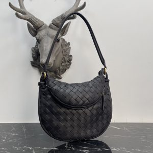 ¡Bottega Veneta Pequeño café Gemelli Una bolsa de axila muy caliente 🔥 diseño único de media luna es muy reconocible! Shu Qi con el mismo modelo ✨ Twin bolsa tiene una media luna extraíble cremallera de mano con un sentido del diseño, al mismo tiempo, pero también con un buen partido para hacer que la gente brillante Diseño estructural único para satisfacer las necesidades de diferentes ocasiones Pequeño Modelo N º: 8004 Tamaño: 24,5 * 7 * 19cm - alta fábrica de imitación