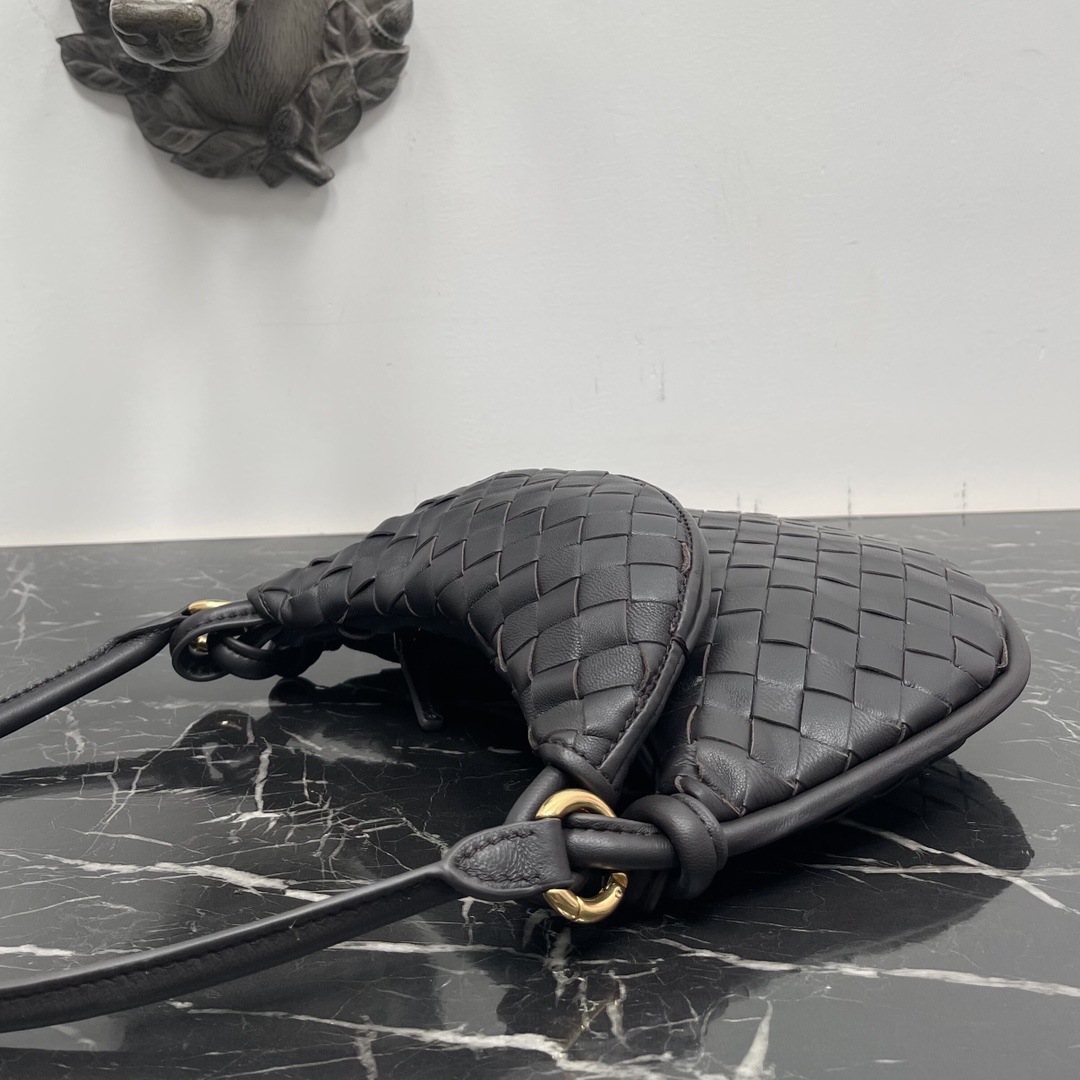 Bottega Veneta Small Emerald Gemelli Un sac très chaud sous le bras 🔥 le design unique de la demi-lune est très reconnaissable ! Shu Qi avec le même modèle ✨ Twin sac a une demi-lune amovible zip à main avec un sens du design en même temps, mais aussi avec un bon match pour rendre les gens lumineux Conception structurelle unique pour répondre aux besoins de différentes occasions Petit modèle n ° : 8004 Taille : 24,5 * 7 * 19cm - usine d'imitation élevé.