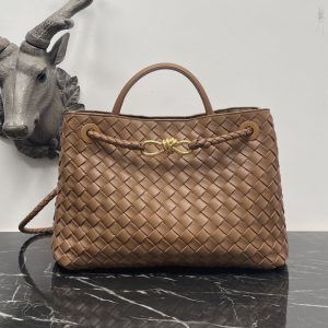 Bv Baodiejia large caramel eight buckle briefcase medium this season's most practical bag is also the main paragraph old money old money style finally returned 😭 every household is catering to the young group only bv back to its own best style and flavor overall not too much design is a very simple square open bag only the shoulder strap on the...