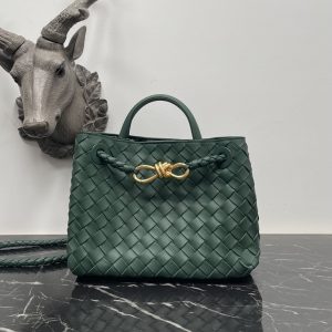 Bv Baodiejia emerald small eight buckle briefcase This season's most practical bag is also the main paragraph old money old money style finally returned 😭 every household is catering to the young group only bv back to its own most skillful style and flavor the whole is not overly designed is very simple square open bag only the shoulder strap on the