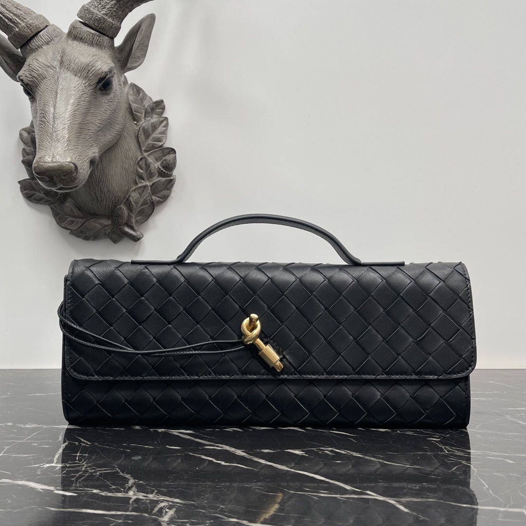 Bottega Veneta  黑色Andiamo 全新设计
进口原厂羊皮材质 触感细腻 高级精致
又被狠狠种草～“包”真能治百病
金属与编制的碰撞让整体看起来更加时髦高级感其轮廓线条重新诠释了传统经典几乎完全不挑场合
款号：3078
尺寸：31*13*3cm-高仿包包