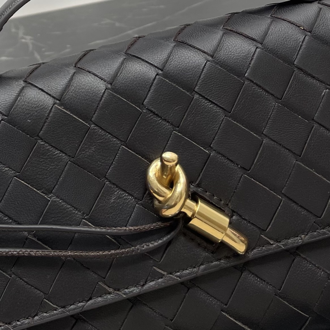 Bottega Veneta matte black Andiamo new design imported original sheepskin material touch delicate high-level exquisite and was hard grass ~ "bag" can really cure a hundred diseases metal and the preparation of the collision so that the overall look of a more fashionable sense of seniority and its silhouette line re-interpretation of the traditional classic almost completely unpicky occasions Model No. 3078 size 31*13*3cm: 3078 Size: 31*13*3cm-High imitation factory