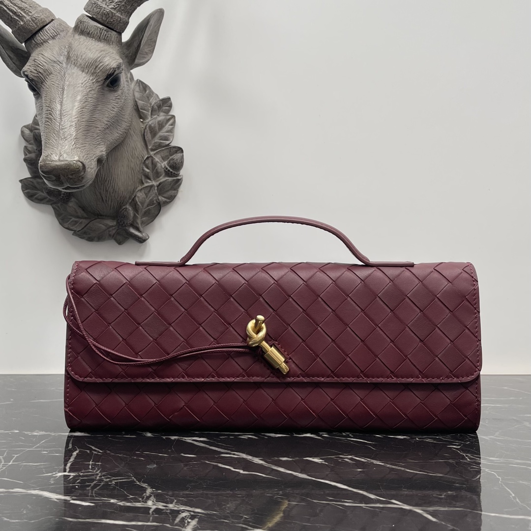 Bottega Veneta  酒红Andiamo 全新设计
进口原厂羊皮材质 触感细腻 高级精致
又被狠狠种草～“包”真能治百病
金属与编制的碰撞让整体看起来更加时髦高级感其轮廓线条重新诠释了传统经典几乎完全不挑场合
款号：3078
尺寸：31*13*3cm-高仿包包