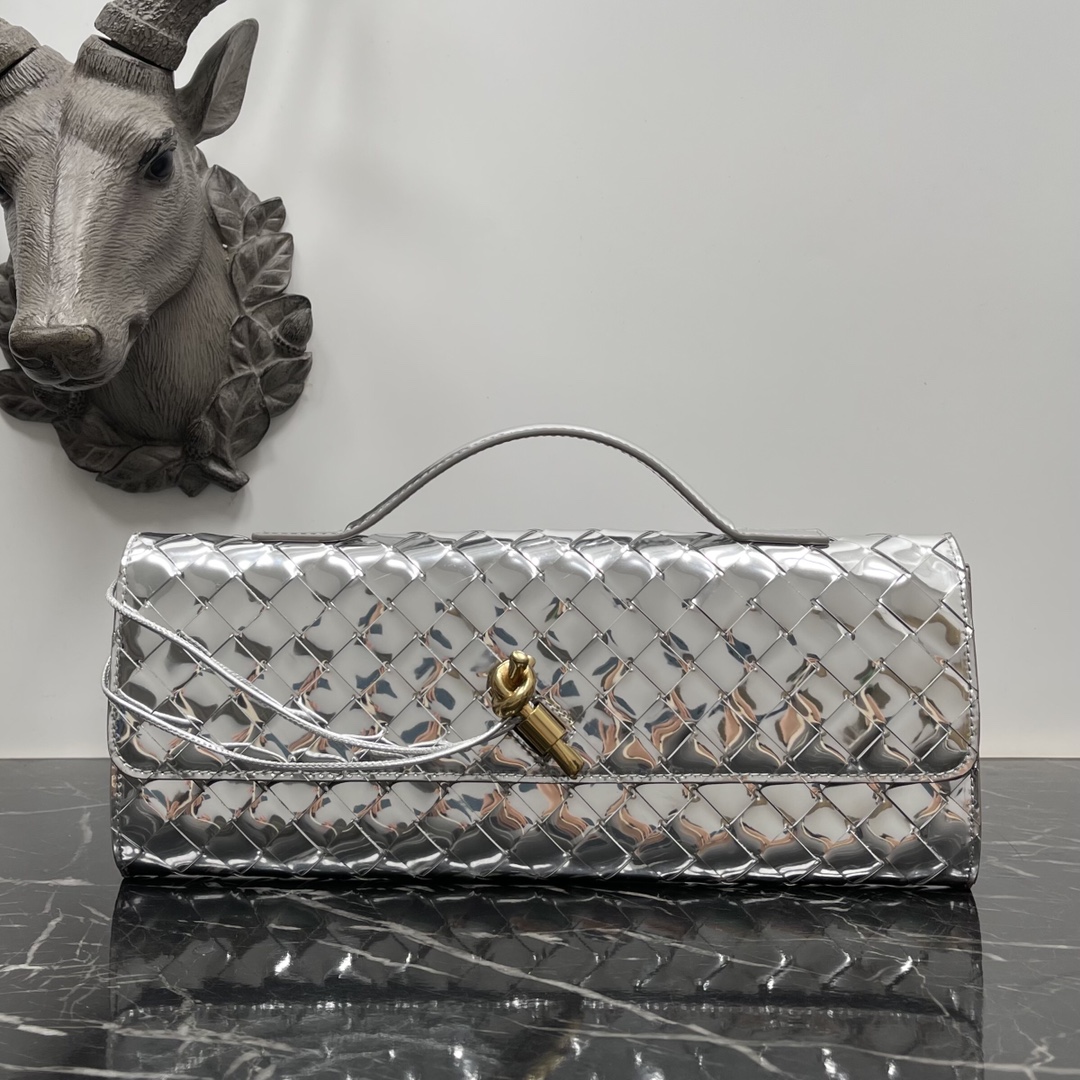 Bottega Veneta  银色Andiamo 全新设计
进口原厂羊皮材质 触感细腻 高级精致
又被狠狠种草～“包”真能治百病
金属与编制的碰撞让整体看起来更加时髦高级感其轮廓线条重新诠释了传统经典几乎完全不挑场合
款号：3078
尺寸：31*13*3cm-高仿包包