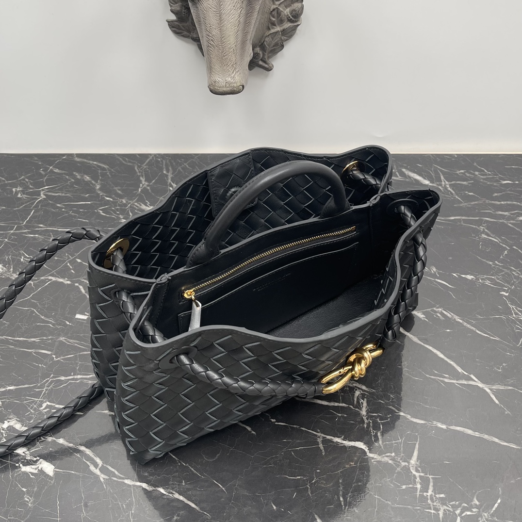 BV Baodiejia Medium Glossy Black Andiamo Tote Bag Ce sac est vraiment beau et bon à utiliser l'ensemble des 4 sortes de dos 🥳✅ Simplement ne pas sentir trop bon 🥰 Il est vraiment élégant et pratique ✅ Poignée et sac intégration parfaite de l'ensemble de la pièce de lignes de cuir peau d'agneau lisse artisanat en utilisant le but de la qualité supérieure des matières premières ! Parce que nous sommes fait à la main chaque tissage entrecroisé contient irremplaçable exquise compétences de tissage 🎨 Modèle n ° : 6024 Taille : 29 * 10 * 18 - haute usine d'imitation.