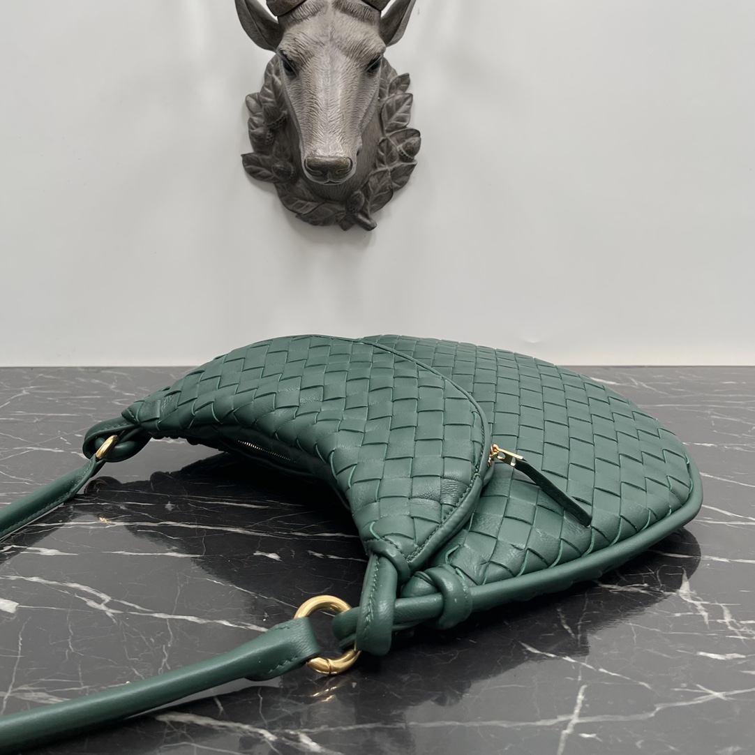 Bottega Veneta Bolso Gemelli Café Grande 🤎 Del desfile de Invierno 2023, el bolso Gemelli, que significa "gemelo" en italiano, es un diseño inteligente e interesante, con un bolso grande y un asa con cremallera que crea el efecto de un bolso gemelo. 🤍El diseño general se hace eco del "poder del apilamiento" de la colección Verano 2023, con el bolso Gemelli, que es un emparejamiento de dos bolsos, unidos por un nudo que conecta las secciones superior e inferior, un diseño clásico de Bottega Veneta 🖤. Mediana Modelo No.: 8004 Tamaño: 36*10*25cm-Alta Faux Factory