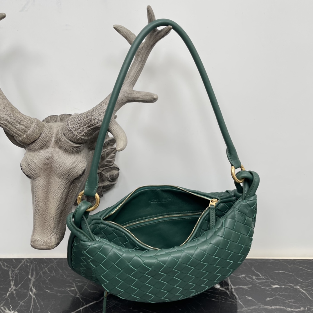 Bottega Veneta Large Coffee Gemelli Bag 🤎 Issu du défilé Hiver 2023, le sac Gemelli, qui signifie " jumeau " en italien, est un modèle astucieux et intéressant, avec un grand sac et une poignée zippée qui crée l'effet d'un sac jumeau.🤍Le design global fait écho au " pouvoir de l'empilement " de la collection Été 2023, puisque le sac Gemelli, composé de deux sacs jumelés, est relié par un nœud, l'un des nœuds classiques de Bottega Veneta.🖤Modèle moyen : 8004Taille : 36*10*25cm