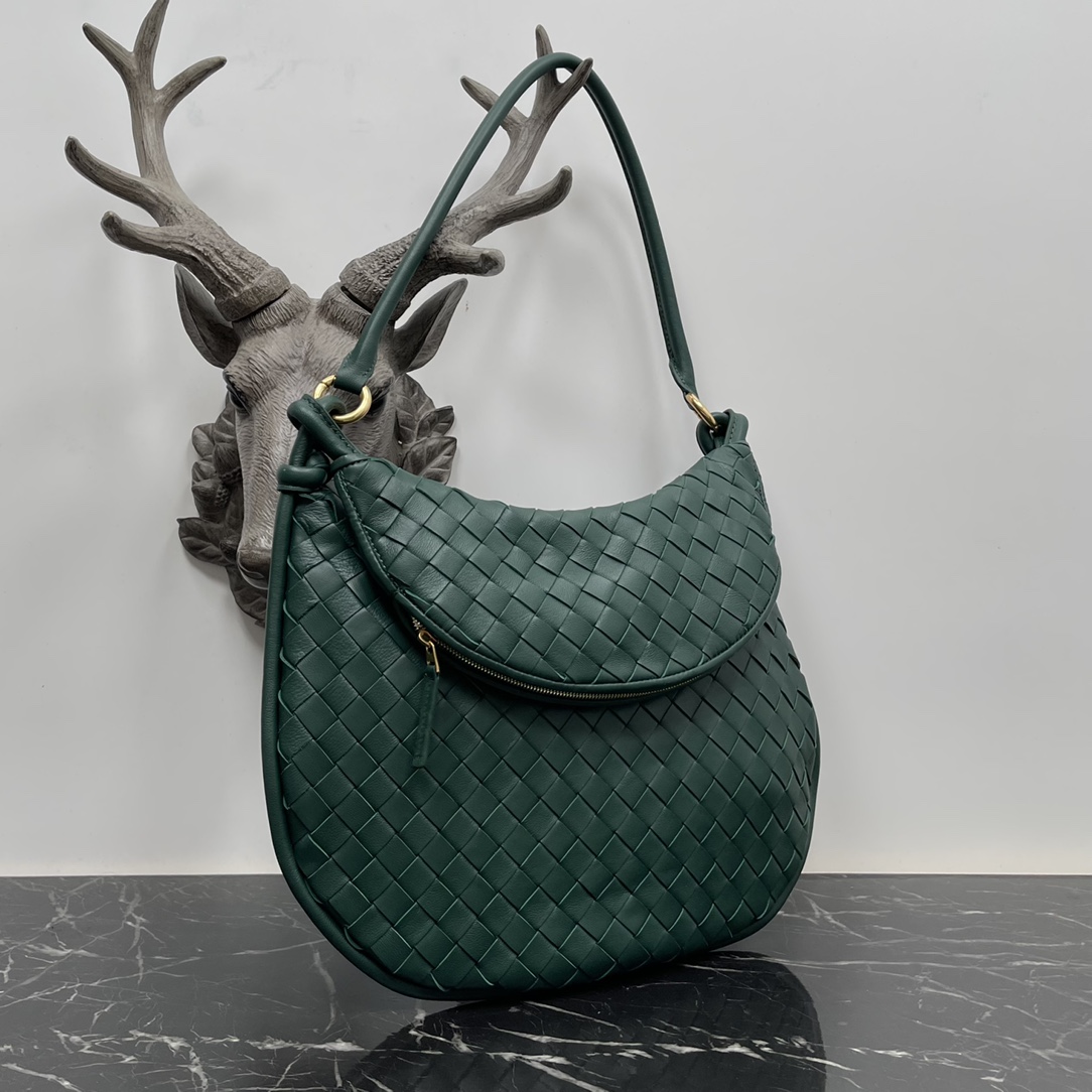 Bottega Veneta Large Coffee Gemelli Bag 🤎 Issu du défilé Hiver 2023, le sac Gemelli, qui signifie " jumeau " en italien, est un modèle astucieux et intéressant, avec un grand sac et une poignée zippée qui crée l'effet d'un sac jumeau.🤍Le design global fait écho au " pouvoir de l'empilement " de la collection Été 2023, puisque le sac Gemelli, composé de deux sacs jumelés, est relié par un nœud, l'un des nœuds classiques de Bottega Veneta.🖤Modèle moyen : 8004Taille : 36*10*25cm