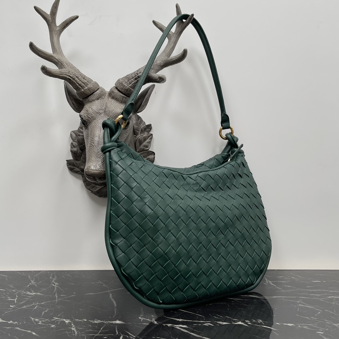 Bottega Veneta Bolso Gemelli Café Grande 🤎 Del desfile de Invierno 2023, el bolso Gemelli, que significa "gemelo" en italiano, es un diseño inteligente e interesante, con un bolso grande y un asa con cremallera que crea el efecto de un bolso gemelo. 🤍El diseño general se hace eco del "poder del apilamiento" de la colección Verano 2023, con el bolso Gemelli, que es un emparejamiento de dos bolsos, unidos por un nudo que conecta las secciones superior e inferior, un diseño clásico de Bottega Veneta 🖤. Mediana Modelo No.: 8004 Tamaño: 36*10*25cm-Alta Faux Factory