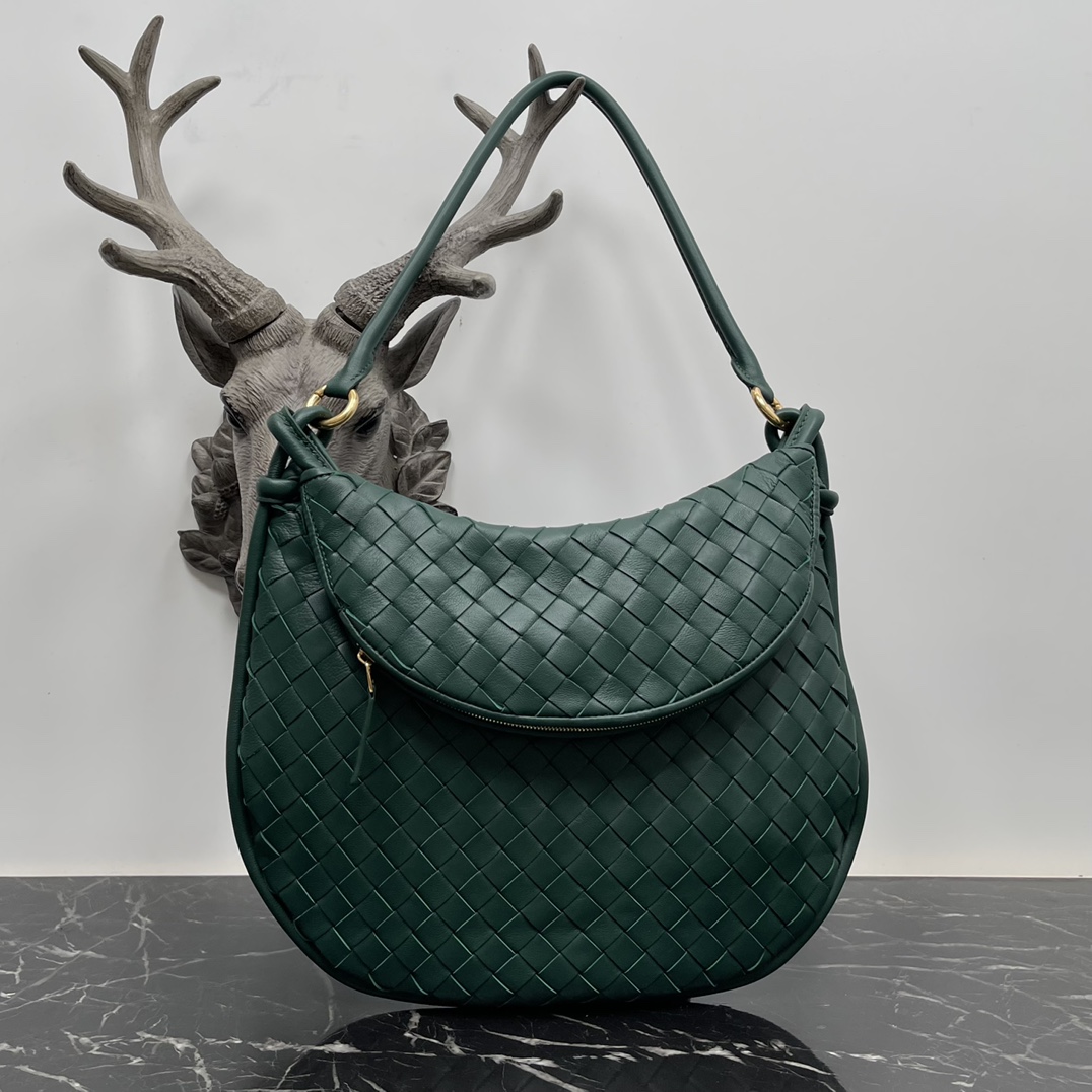 Bottega Veneta Large Coffee Gemelli Bag 🤎 Issu du défilé Hiver 2023, le sac Gemelli, qui signifie " jumeau " en italien, est un modèle astucieux et intéressant, avec un grand sac et une poignée zippée qui crée l'effet d'un sac jumeau.🤍Le design global fait écho au " pouvoir de l'empilement " de la collection Été 2023, puisque le sac Gemelli, composé de deux sacs jumelés, est relié par un nœud, l'un des nœuds classiques de Bottega Veneta.🖤Modèle moyen : 8004Taille : 36*10*25cm