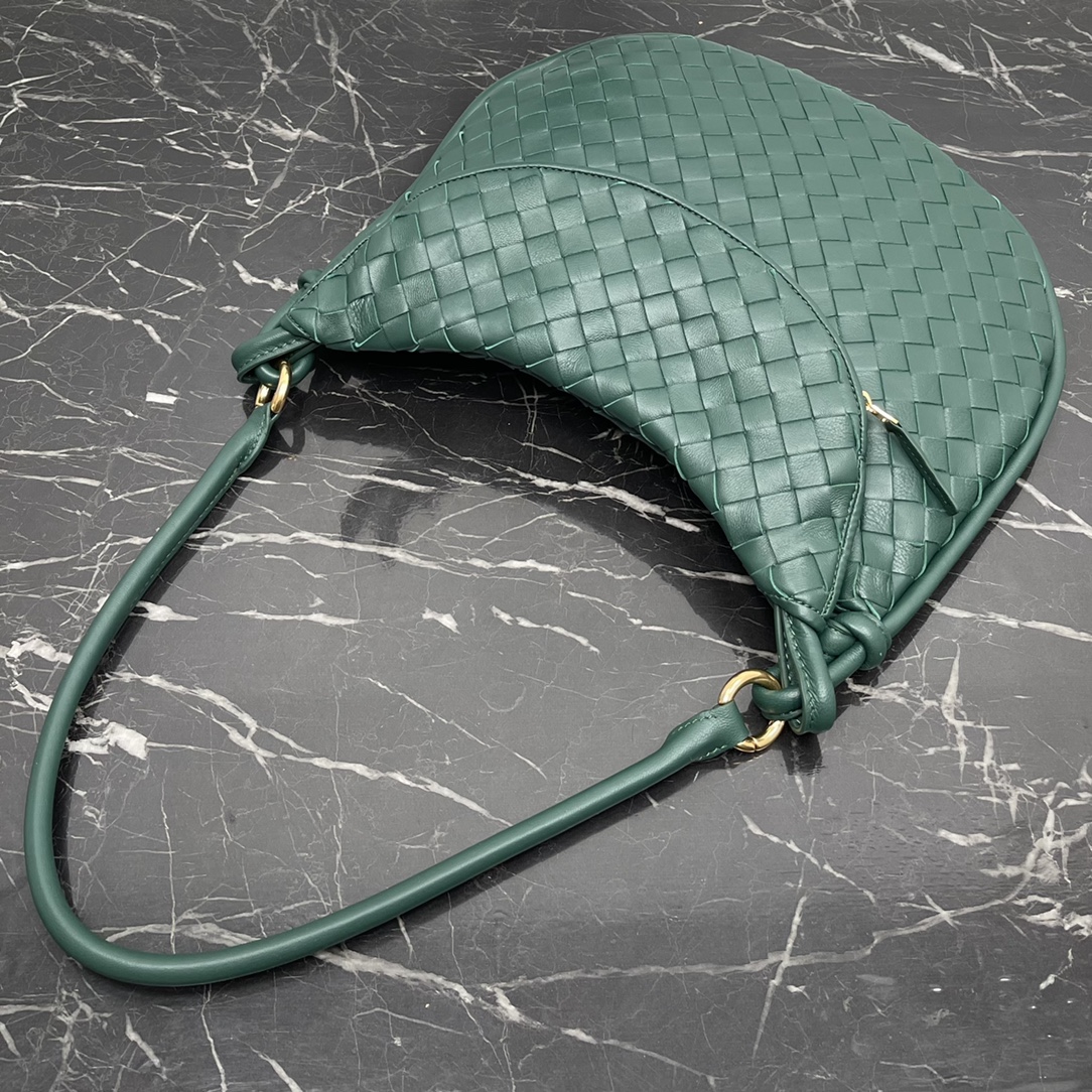 Bottega Veneta Large Coffee Gemelli Bag 🤎 Issu du défilé Hiver 2023, le sac Gemelli, qui signifie " jumeau " en italien, est un modèle astucieux et intéressant, avec un grand sac et une poignée zippée qui crée l'effet d'un sac jumeau.🤍Le design global fait écho au " pouvoir de l'empilement " de la collection Été 2023, puisque le sac Gemelli, composé de deux sacs jumelés, est relié par un nœud, l'un des nœuds classiques de Bottega Veneta.🖤Modèle moyen : 8004Taille : 36*10*25cm