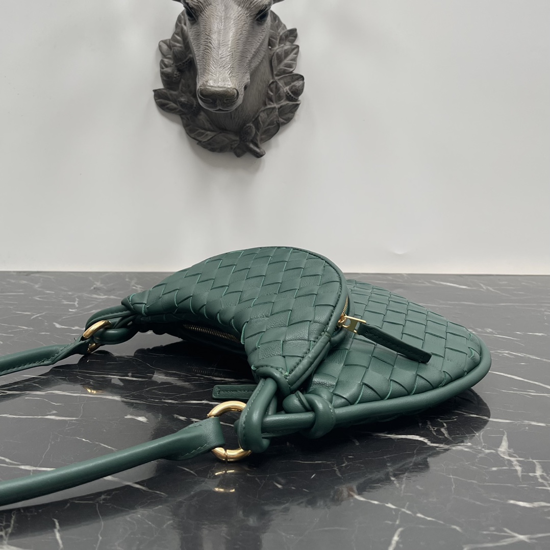 Bottega Veneta Small Emerald Gemelli Uma bolsa de axilas muito quente 🔥 design exclusivo de meia-lua é muito reconhecível! Shu Qi com o mesmo modelo ✨ A bolsa dupla tem um zíper removível em meia-lua com um senso de design ao mesmo tempo, mas também com uma boa combinação para tornar as pessoas brilhantes Design estrutural único para atender às necessidades de diferentes ocasiões Pequeno Modelo nº: 8004 Tamanho: 24,5 * 7 * 19cm - alta imitação de fábrica