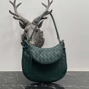 Bottega Veneta Small Emerald Gemelli Un sac très chaud sous le bras 🔥 le design unique de la demi-lune est très reconnaissable ! Shu Qi avec le même modèle ✨ Twin sac a une demi-lune amovible zip à main avec un sens du design en même temps, mais aussi avec un bon match pour rendre les gens lumineux Conception structurelle unique pour répondre aux besoins de différentes occasions Petit modèle n ° : 8004 Taille : 24,5 * 7 * 19cm - usine d'imitation élevé.