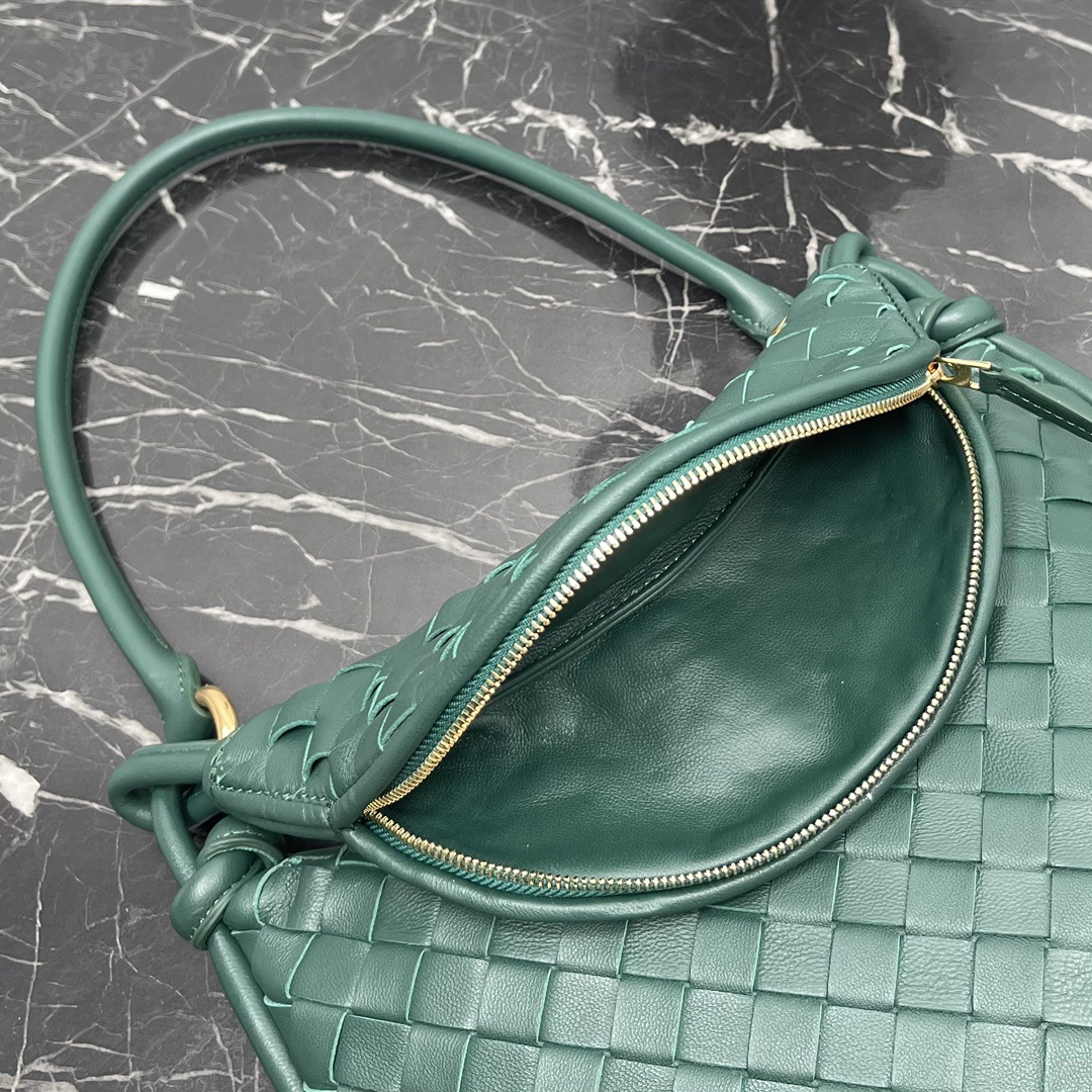 Bottega Veneta Small Emerald Gemelli Uma bolsa de axilas muito quente 🔥 design exclusivo de meia-lua é muito reconhecível! Shu Qi com o mesmo modelo ✨ A bolsa dupla tem um zíper removível em meia-lua com um senso de design ao mesmo tempo, mas também com uma boa combinação para tornar as pessoas brilhantes Design estrutural único para atender às necessidades de diferentes ocasiões Pequeno Modelo nº: 8004 Tamanho: 24,5 * 7 * 19cm - alta imitação de fábrica