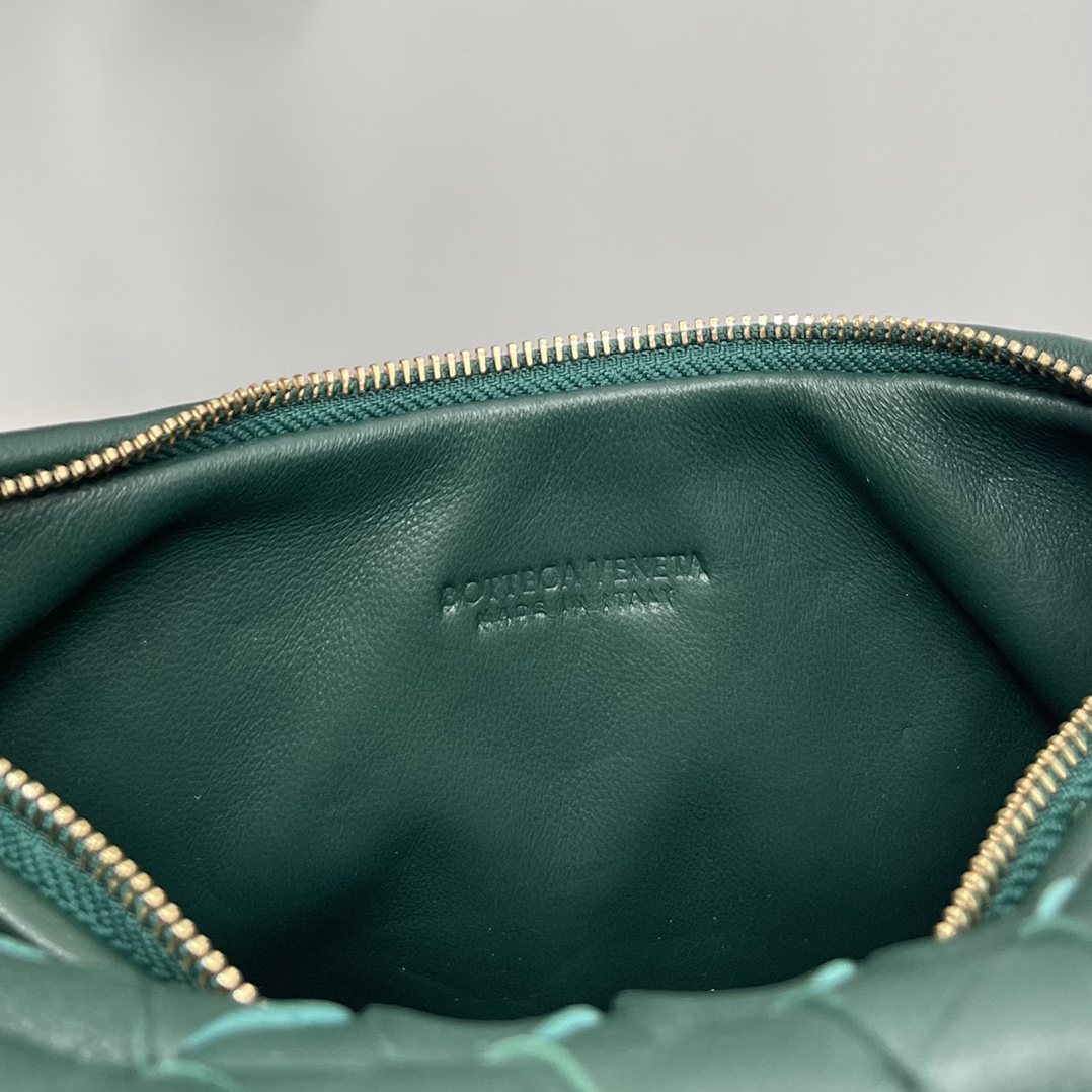 Bottega Veneta Small Emerald Gemelli Uma bolsa de axilas muito quente 🔥 design exclusivo de meia-lua é muito reconhecível! Shu Qi com o mesmo modelo ✨ A bolsa dupla tem um zíper removível em meia-lua com um senso de design ao mesmo tempo, mas também com uma boa combinação para tornar as pessoas brilhantes Design estrutural único para atender às necessidades de diferentes ocasiões Pequeno Modelo nº: 8004 Tamanho: 24,5 * 7 * 19cm - alta imitação de fábrica