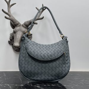 Bottega Veneta Bolso Gemelli Grande en Gris Trueno 🤎 Del desfile de Invierno 2023, el bolso Gemelli, que significa "gemelo" en italiano, es un diseño inteligente e interesante, con un bolso grande y un asa con cremallera que crea el efecto de un bolso gemelo. 🤍El diseño general se hace eco del "poder del apilamiento" de la colección Verano 2023, con el bolso Gemelli, que es un emparejamiento de dos bolsos, unidos por un nudo que conecta las secciones superior e inferior, un diseño clásico de Bottega Veneta 🖤. Mediana Modelo No.: 8004 Tamaño: 36*10*25cm-Alta Faux Factory