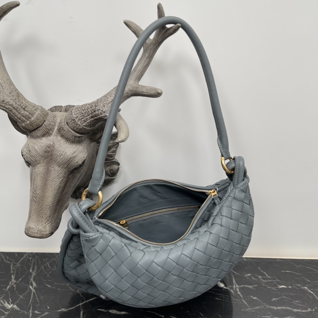 Bottega Veneta Large Coffee Gemelli Bag 🤎 Issu du défilé Hiver 2023, le sac Gemelli, qui signifie " jumeau " en italien, est un modèle astucieux et intéressant, avec un grand sac et une poignée zippée qui crée l'effet d'un sac jumeau.🤍Le design global fait écho au " pouvoir de l'empilement " de la collection Été 2023, puisque le sac Gemelli, composé de deux sacs jumelés, est relié par un nœud, l'un des nœuds classiques de Bottega Veneta.🖤Modèle moyen : 8004Taille : 36*10*25cm