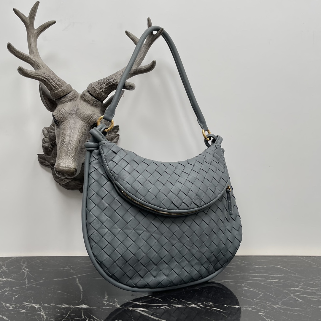 Bottega Veneta Large Gemelli Bag in Thunder Grey 🤎 From the Winter 2023 show, the Gemelli bag, which means "twin" in Italian, is a clever and interesting design, with a large bag and a zippered handle that creates the effect of a twin bag. 🤍The overall design echoes the "power of stacking" of the Summer 2023 collection, with the Gemelli bag, which is a pairing of two bags, joined by a knot that connects the top and bottom parts of the bag with a knot that is one of Bottega Veneta's classic designs 🖤. Medium Model No.: 8004 Size: 36*10*25cm-High Faux Factory