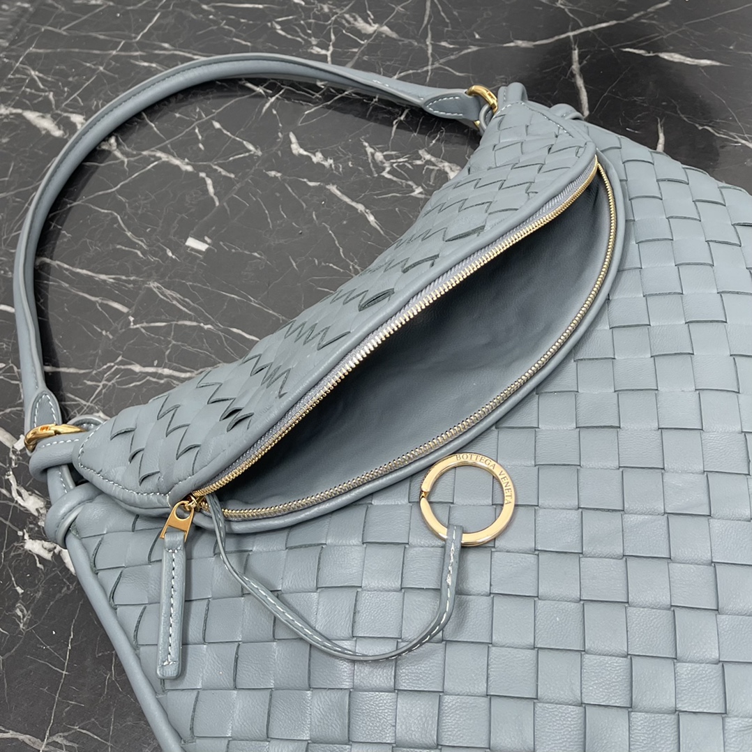 Bottega Veneta Large Gemelli Bag in Thunder Grey 🤎 From the Winter 2023 show, the Gemelli bag, which means "twin" in Italian, is a clever and interesting design, with a large bag and a zippered handle that creates the effect of a twin bag. 🤍The overall design echoes the "power of stacking" of the Summer 2023 collection, with the Gemelli bag, which is a pairing of two bags, joined by a knot that connects the top and bottom parts of the bag with a knot that is one of Bottega Veneta's classic designs 🖤. Medium Model No.: 8004 Size: 36*10*25cm-High Faux Factory