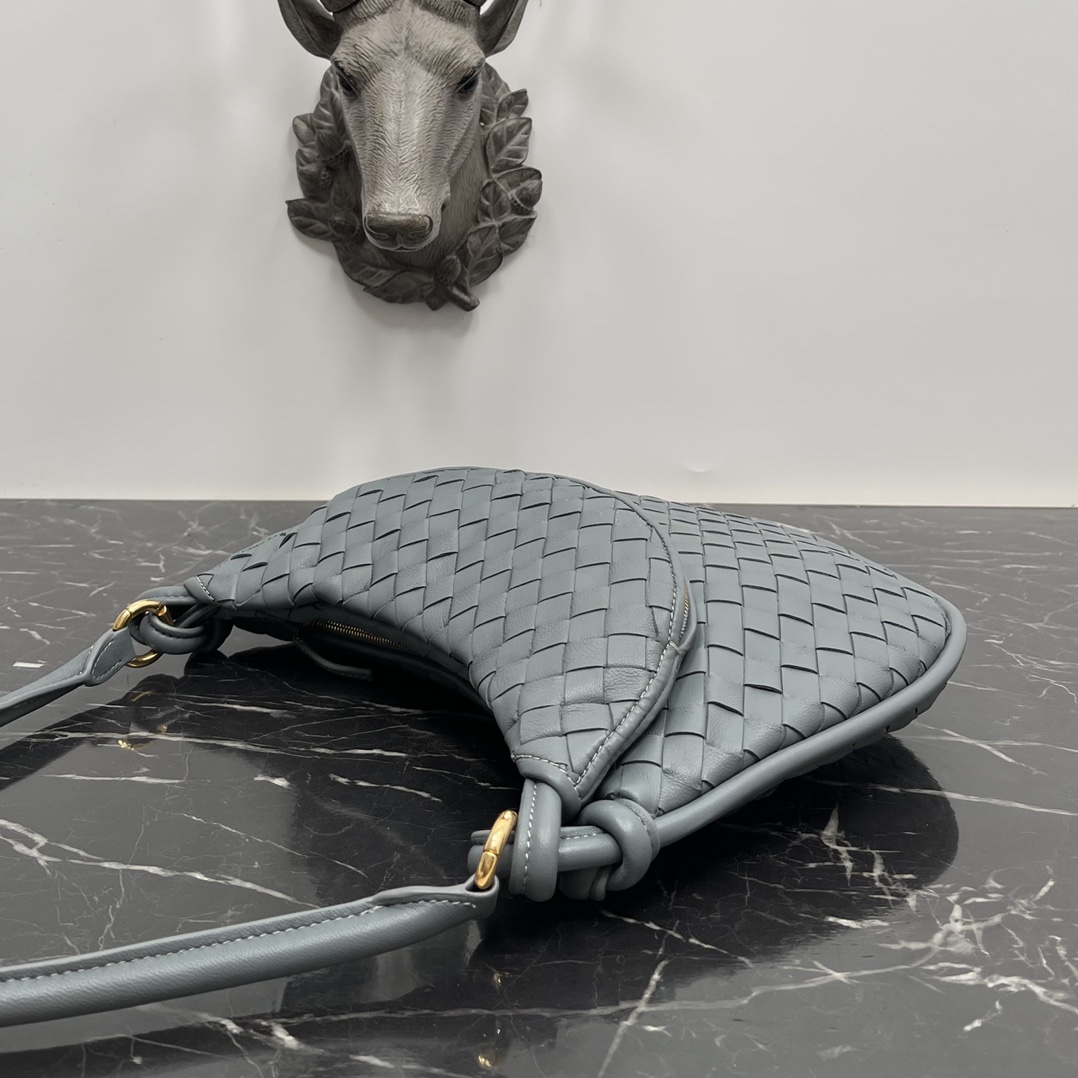 Bottega Veneta Large Gemelli Bag in Thunder Grey 🤎 From the Winter 2023 show, the Gemelli bag, which means "twin" in Italian, is a clever and interesting design, with a large bag and a zippered handle that creates the effect of a twin bag. 🤍The overall design echoes the "power of stacking" of the Summer 2023 collection, with the Gemelli bag, which is a pairing of two bags, joined by a knot that connects the top and bottom parts of the bag with a knot that is one of Bottega Veneta's classic designs 🖤. Medium Model No.: 8004 Size: 36*10*25cm-High Faux Factory