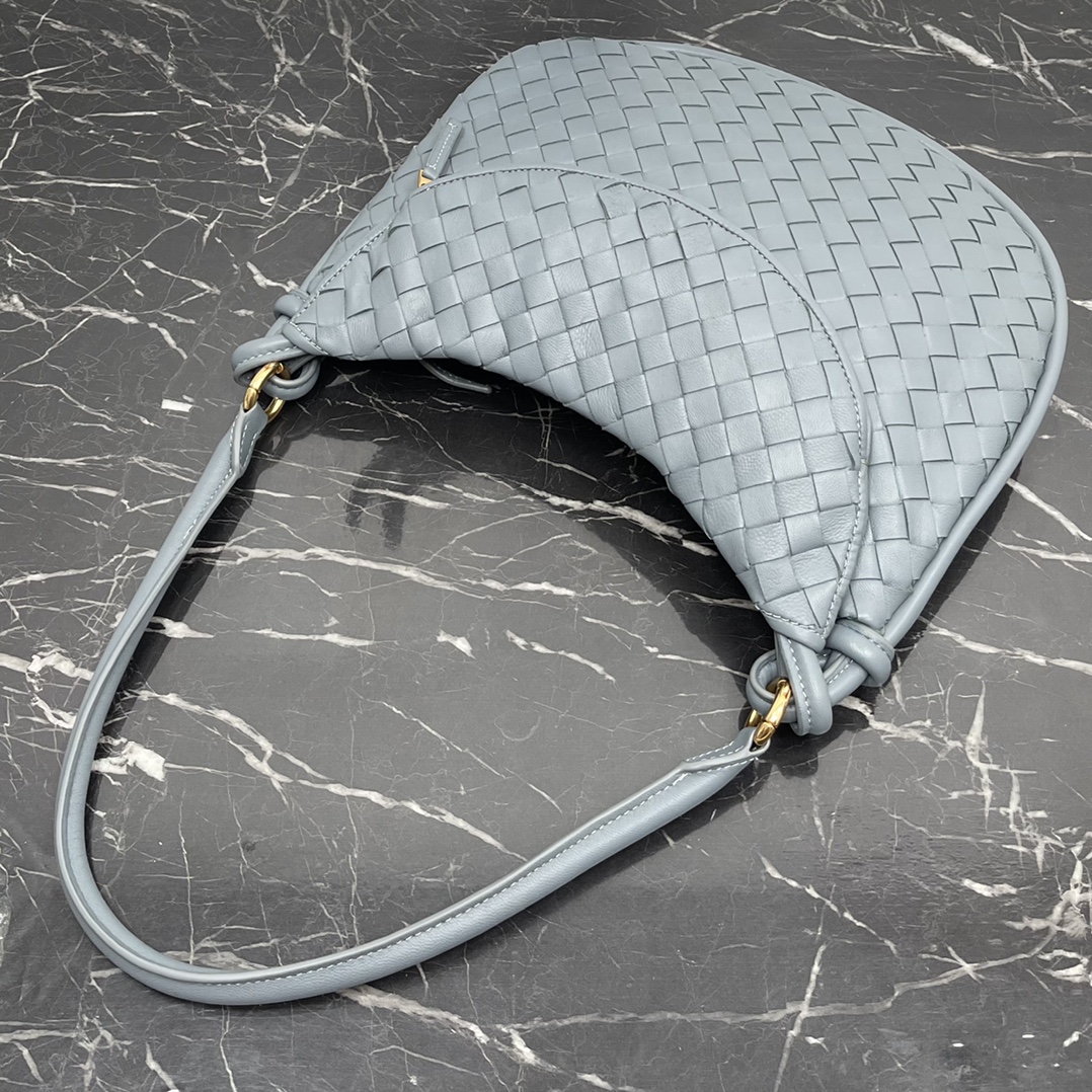 Bottega Veneta Large Gemelli Bag in Thunder Grey 🤎 From the Winter 2023 show, the Gemelli bag, which means "twin" in Italian, is a clever and interesting design, with a large bag and a zippered handle that creates the effect of a twin bag. 🤍The overall design echoes the "power of stacking" of the Summer 2023 collection, with the Gemelli bag, which is a pairing of two bags, joined by a knot that connects the top and bottom parts of the bag with a knot that is one of Bottega Veneta's classic designs 🖤. Medium Model No.: 8004 Size: 36*10*25cm-High Faux Factory