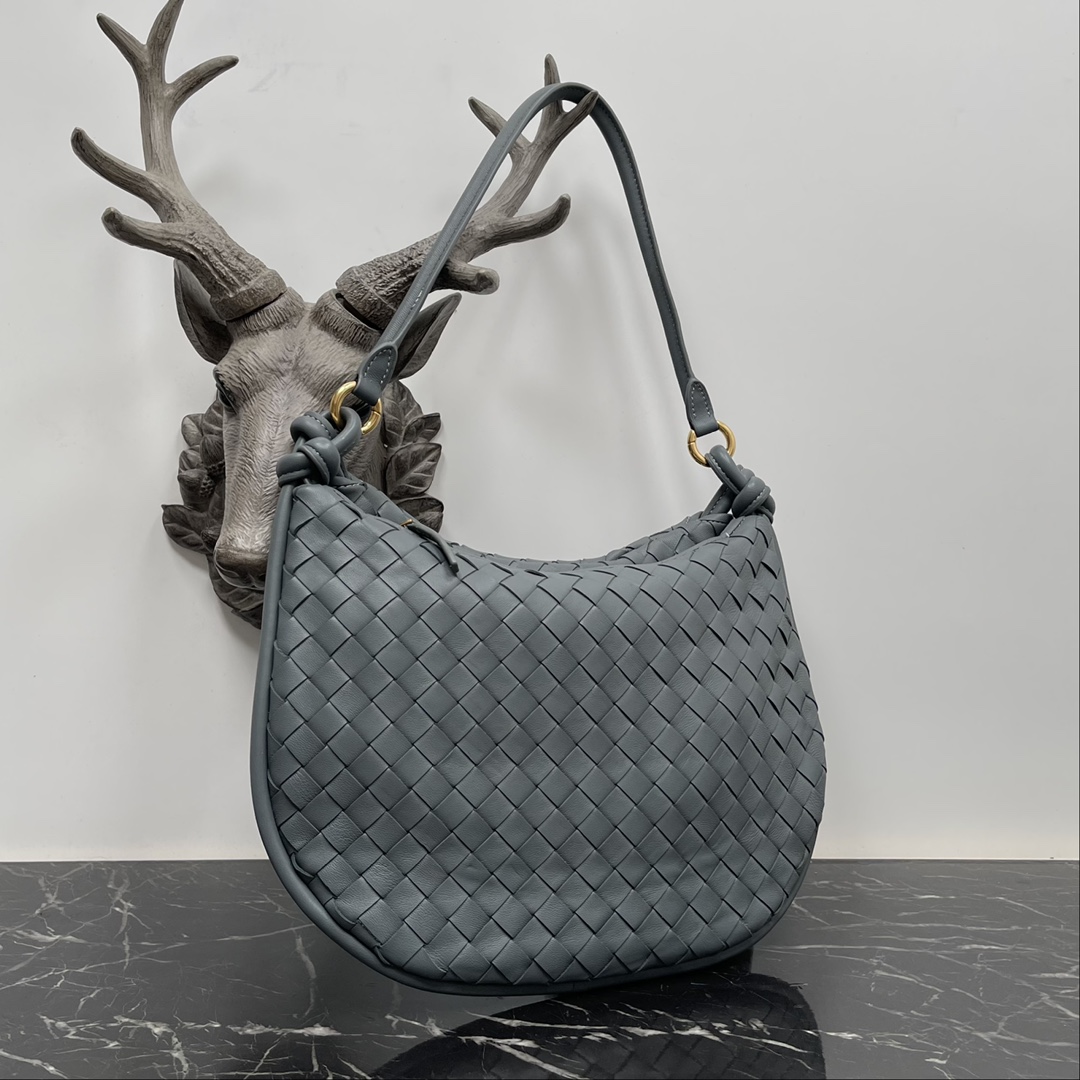 Bottega Veneta Large Gemelli Bag in Thunder Grey 🤎 From the Winter 2023 show, the Gemelli bag, which means "twin" in Italian, is a clever and interesting design, with a large bag and a zippered handle that creates the effect of a twin bag. 🤍The overall design echoes the "power of stacking" of the Summer 2023 collection, with the Gemelli bag, which is a pairing of two bags, joined by a knot that connects the top and bottom parts of the bag with a knot that is one of Bottega Veneta's classic designs 🖤. Medium Model No.: 8004 Size: 36*10*25cm-High Faux Factory