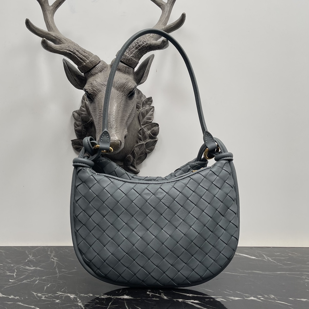 Bottega Veneta Small Emerald Gemelli Un sac très chaud sous le bras 🔥 le design unique de la demi-lune est très reconnaissable ! Shu Qi avec le même modèle ✨ Twin sac a une demi-lune amovible zip à main avec un sens du design en même temps, mais aussi avec un bon match pour rendre les gens lumineux Conception structurelle unique pour répondre aux besoins de différentes occasions Petit modèle n ° : 8004 Taille : 24,5 * 7 * 19cm - usine d'imitation élevé.