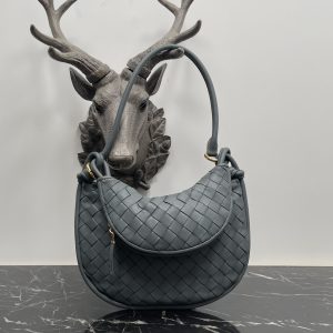 ¡Bottega Veneta Pequeño café Gemelli Una bolsa de axila muy caliente 🔥 diseño único de media luna es muy reconocible! Shu Qi con el mismo modelo ✨ Twin bolsa tiene una media luna extraíble cremallera de mano con un sentido del diseño, al mismo tiempo, pero también con un buen partido para hacer que la gente brillante Diseño estructural único para satisfacer las necesidades de diferentes ocasiones Pequeño Modelo N º: 8004 Tamaño: 24,5 * 7 * 19cm - alta fábrica de imitación