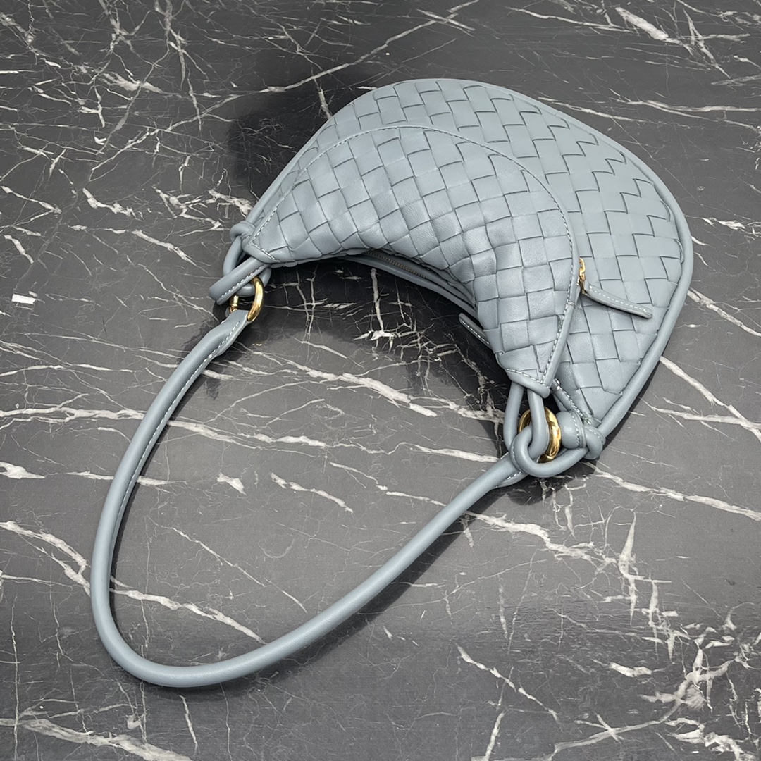 Bottega Veneta Small Emerald Gemelli Un sac très chaud sous le bras 🔥 le design unique de la demi-lune est très reconnaissable ! Shu Qi avec le même modèle ✨ Twin sac a une demi-lune amovible zip à main avec un sens du design en même temps, mais aussi avec un bon match pour rendre les gens lumineux Conception structurelle unique pour répondre aux besoins de différentes occasions Petit modèle n ° : 8004 Taille : 24,5 * 7 * 19cm - usine d'imitation élevé.