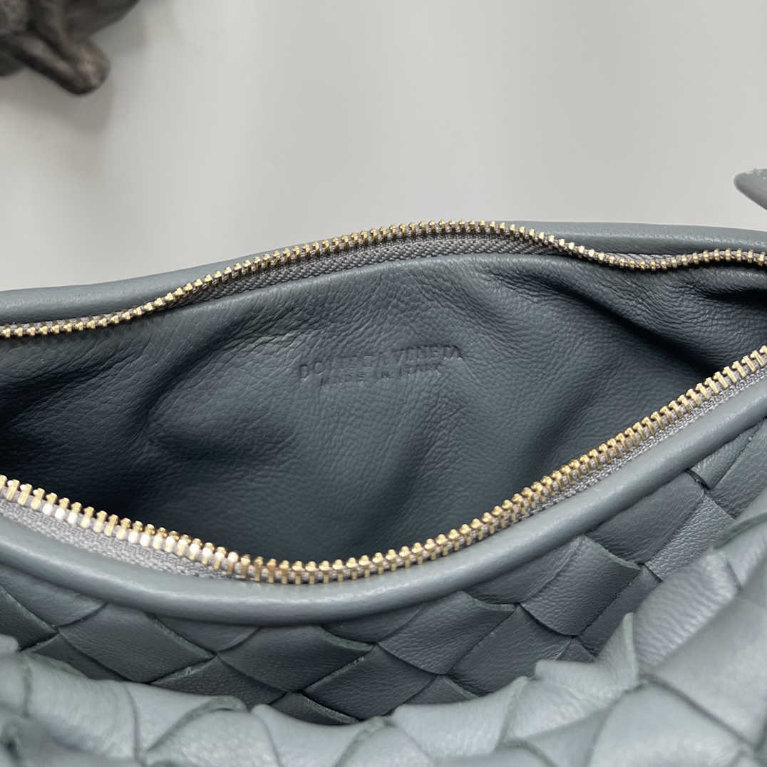 Bottega Veneta Small Emerald Gemelli Un sac très chaud sous le bras 🔥 le design unique de la demi-lune est très reconnaissable ! Shu Qi avec le même modèle ✨ Twin sac a une demi-lune amovible zip à main avec un sens du design en même temps, mais aussi avec un bon match pour rendre les gens lumineux Conception structurelle unique pour répondre aux besoins de différentes occasions Petit modèle n ° : 8004 Taille : 24,5 * 7 * 19cm - usine d'imitation élevé.