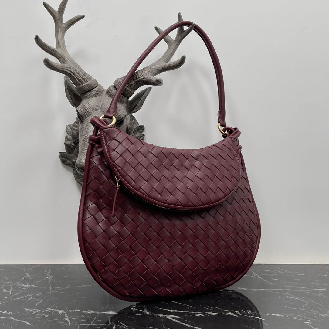 Image[2]-Bottega Veneta Large Burgundy Gemelli Bag🤎From the Winter 2023 show, the Gemelli bag, which means "twin" in Italian, is a clever and interesting design, with a large bag and zippered handle that creates the effect of a twin bag. 🤍The overall design echoes the "power of stacking" of the Summer 2023 collection, with the Gemelli bag, which is a pairing of two bags, joined by a knot that connects the top and bottom parts of the bag with a knot that is one of Bottega Veneta's classic designs 🖤. Medium Model No.: 8004 Size: 36*10*25cm-High Fake Bags