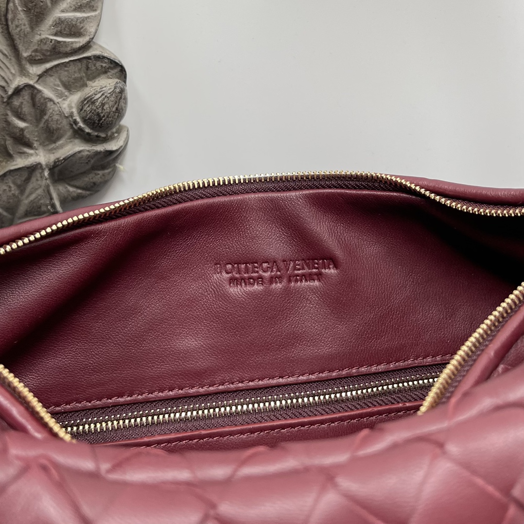 Image [9]-Bottega Veneta Large Burgundy Gemelli Handbag🤎From the Winter 2023 show, the Gemelli handbag, which means "twin" in Italian, is a clever and interesting design, with a large bag and a zipper handle that creates the effect of a twin bag. 🤍The overall design echoes the "power of stacking" of the Summer 2023 collection, with the Gemelli bag, which is a pairing of two bags, joined by a knot that connects the top and bottom parts of the bag with a knot that is one of Bottega Veneta's classic designs 🖤. Medium Model No.: 8004 Size: 36*10*25cm-High Fake Bags