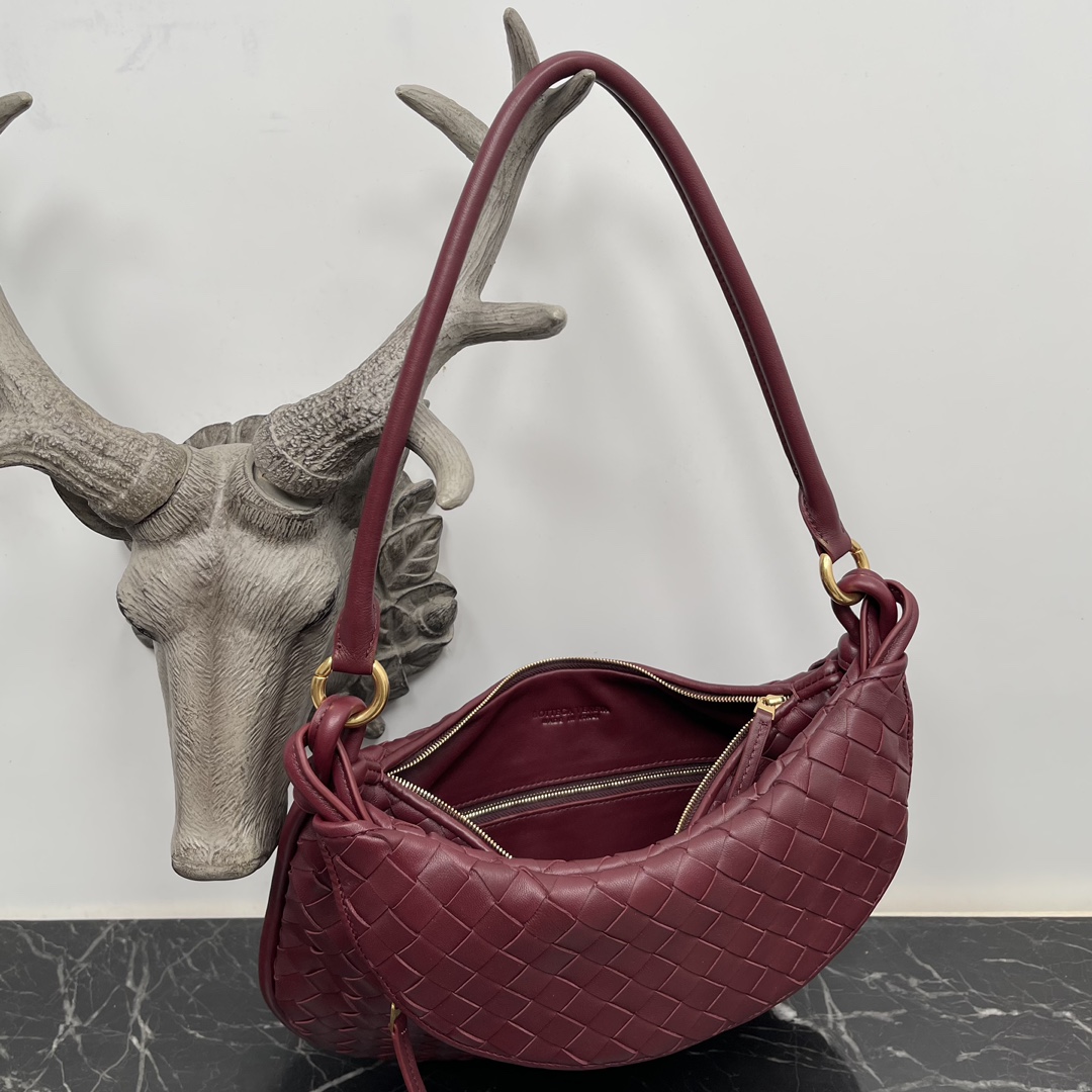 Image [8]-Bottega Veneta Large Burgundy Gemelli Bag🤎 From the Winter 2023 show, the Gemelli bag, which means "twin" in Italian, is a clever and interesting design, with a large bag and zippered handle that creates the effect of a twin bag. 🤍The overall design echoes the "power of stacking" of the Summer 2023 collection, with the Gemelli bag, which is a pairing of two bags, joined by a knot that connects the top and bottom parts of the bag with a knot that is one of Bottega Veneta's classic designs 🖤. Medium Model No.: 8004 Size: 36*10*25cm-High Fake Bags