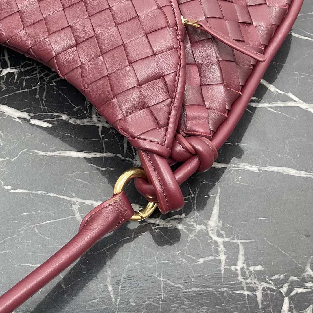 Image [5]-Bottega Veneta Large Burgundy Gemelli Handbag🤎From the Winter 2023 show, the Gemelli handbag, which means "twin" in Italian, is a clever and interesting design, with a large bag and zippered handle that creates the effect of a twin bag. 🤍The overall design echoes the "power of stacking" of the Summer 2023 collection, with the Gemelli bag, which is a pairing of two bags, joined by a knot that connects the top and bottom parts of the bag with a knot that is one of Bottega Veneta's classic designs 🖤. Medium Model No.: 8004 Size: 36*10*25cm-High Fake Bags