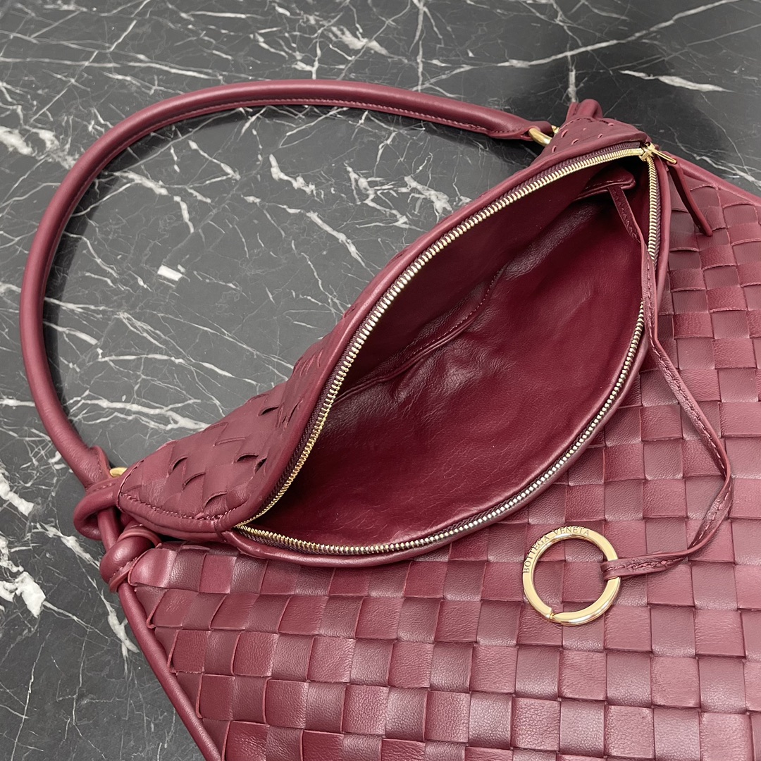 Image [7]-Bottega Veneta Large Burgundy Gemelli Handbag🤎From the Winter 2023 show, the Gemelli bag, which means "twin" in Italian, is a clever and interesting design, with a large bag and zippered handle that creates the effect of a twin bag. 🤍The overall design echoes the "power of stacking" of the Summer 2023 collection, with the Gemelli bag, which is a pairing of two bags, joined by a knot that connects the top and bottom parts of the bag with a knot that is one of Bottega Veneta's classic designs 🖤. Medium Model No.: 8004 Size: 36*10*25cm-High Fake Bags