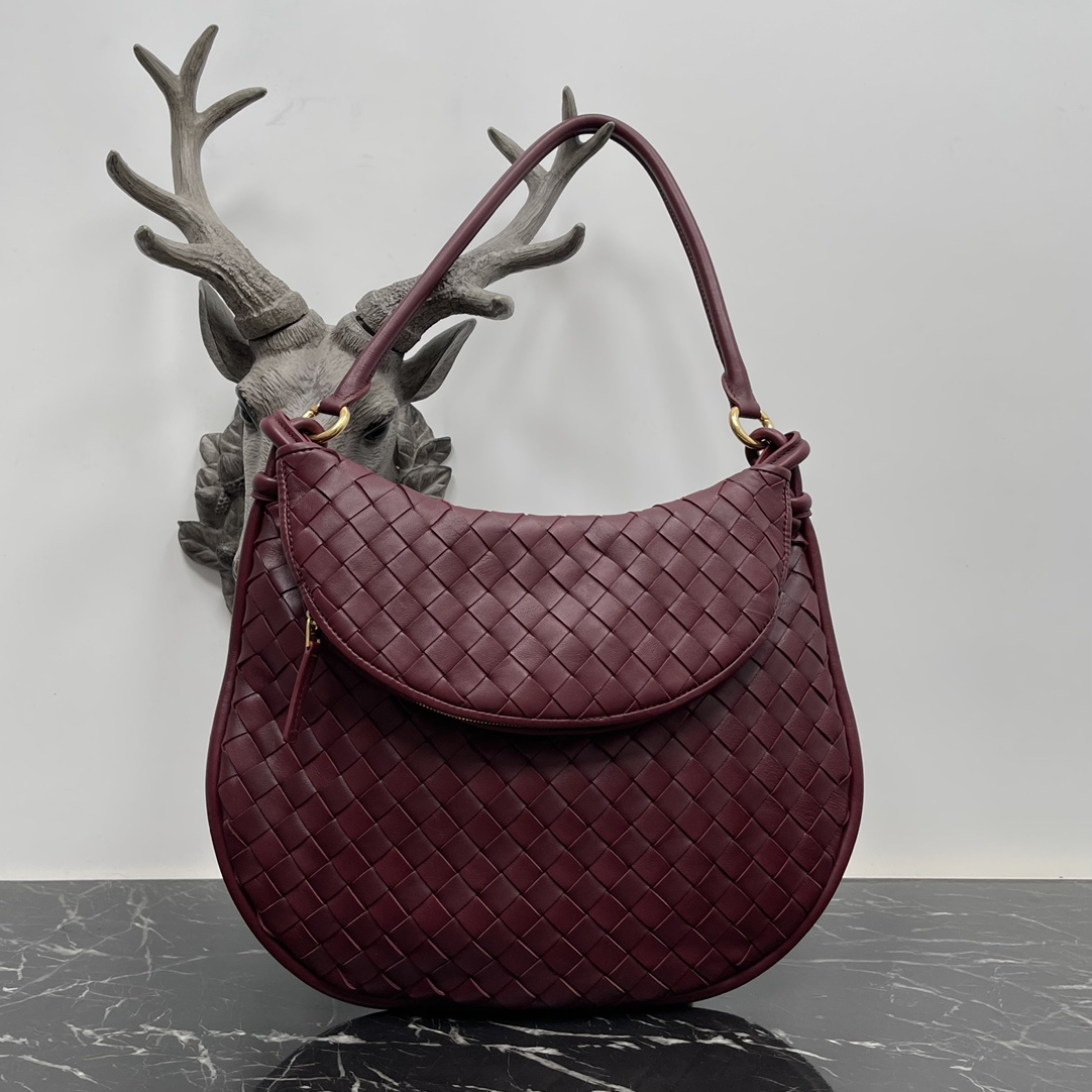 Bottega Veneta Large Burgundy Gemelli Bag 🤎 From the Winter 2023 show, the Gemelli bag, which means "twin" in Italian, is a clever and interesting design, with a large bag and a zippered handle that creates the effect of a twin bag. 🤍The overall design echoes the "power of stacking" of the Summer 2023 collection, with the Gemelli bag, which is a pairing of two bags, joined by a knot that connects the top and bottom sections, a classic Bottega Veneta design 🖤The knots are also part of the design. Medium Model No.: 8004 Size: 36*10*25cm-High Faux Factory