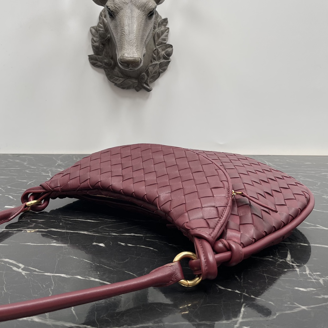 Image [4]-Bottega Veneta Large Burgundy Gemelli Bag🤎From the Winter 2023 show, the Gemelli bag, which means "twin" in Italian, is a clever and interesting design, with a large bag and zippered handle that creates the effect of a twin bag. 🤍The overall design echoes the "power of stacking" of the Summer 2023 collection, with the Gemelli bag, which is a pairing of two bags, joined by a knot that connects the top and bottom parts of the bag with a knot that is one of Bottega Veneta's classic designs 🖤. Medium Model No.: 8004 Size: 36*10*25cm-High Fake Bags