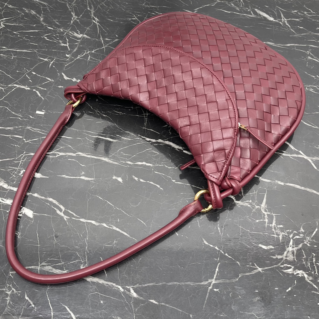 Image [6]-Bottega Veneta Large Burgundy Gemelli Bag🤎From the Winter 2023 show, the Gemelli bag, which means "twin" in Italian, is a clever and interesting design, with a large bag and zippered handle that creates the effect of a twin bag. 🤍The overall design echoes the "power of stacking" of the Summer 2023 collection, with the Gemelli bag, which is a pairing of two bags, joined by a knot that connects the top and bottom parts of the bag with a knot that is one of Bottega Veneta's classic designs 🖤. Medium Model No.: 8004 Size: 36*10*25cm-High Fake Bags