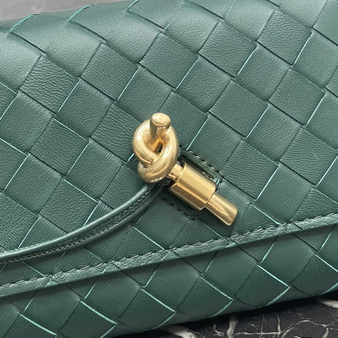 Bottega Veneta Green Andiamo new design imported original sheepskin material touch delicate high-level delicate and was hard grass ~ "bag" can really cure a hundred diseases metal and preparation of the collision so that the overall look more fashionable sense of seniority and its silhouette line re-interpretation of the traditional classic almost completely unpicky occasions Model No. 3078 size 31*13*3cm: 3078 Size: 31*13*3cm-High imitation factory