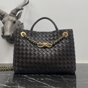 Bv date red andiamo eight buckle chain terms ⛓chain bag This season's most practical bag is also the main paragraph old money old money style finally returned 😭 every household is catering to the young group only bv back to its own best style and flavor the whole is not overly designed is very simple square open bag only the shoulder strap on the