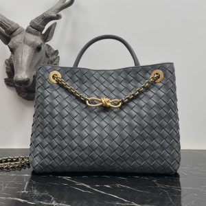 Bv date red andiamo eight buckle chain terms ⛓chain bag This season's most practical bag is also the main paragraph old money old money style finally returned 😭 every household is catering to the young group only bv back to its own best style and flavor the whole is not overly designed is very simple square open bag only the shoulder strap on the