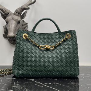 Bv rain tree green andiamo eight buckle chain terms ⛓chain bag Le sac le plus pratique de la saison est aussi le paragraphe principal old money old money style finally returned 😭 chaque ménage s'adresse au jeune groupe seulement bv back to its own best style and flavour of the overall design is not too much est un sac ouvert carré très simple seulement la bandoulière sur le...