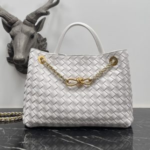 Bv white andiamo eight buckle chain terms ⛓chain bag This season's most practical bag is also the main paragraph old money old money style finally returned 😭 every household is catering to the young group only bv back to its own most adept style and flavor of the overall design is not too much is a very simple square open bag only the shoulder strap on the