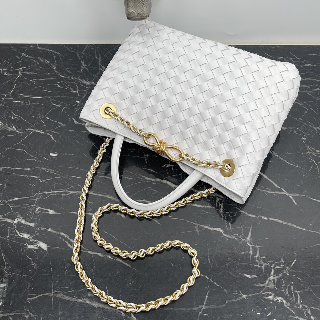 Picture [1]-Bv white andiamo eight buckle chain terms ⛓chain bag This season's most practical bag is also the main paragraph old money old money wind finally returned 😭 every household is catering to the young group only bv back to its own best style and flavor overall not too much design is very simple square open bag only! Shoulder strap on the "8″ buckle hardware a highlight of the new series in the shoulder strap added new details appear the whole bag more expensive! Size: 32.5 × 24 × 12cm#6017 white - high imitation factory