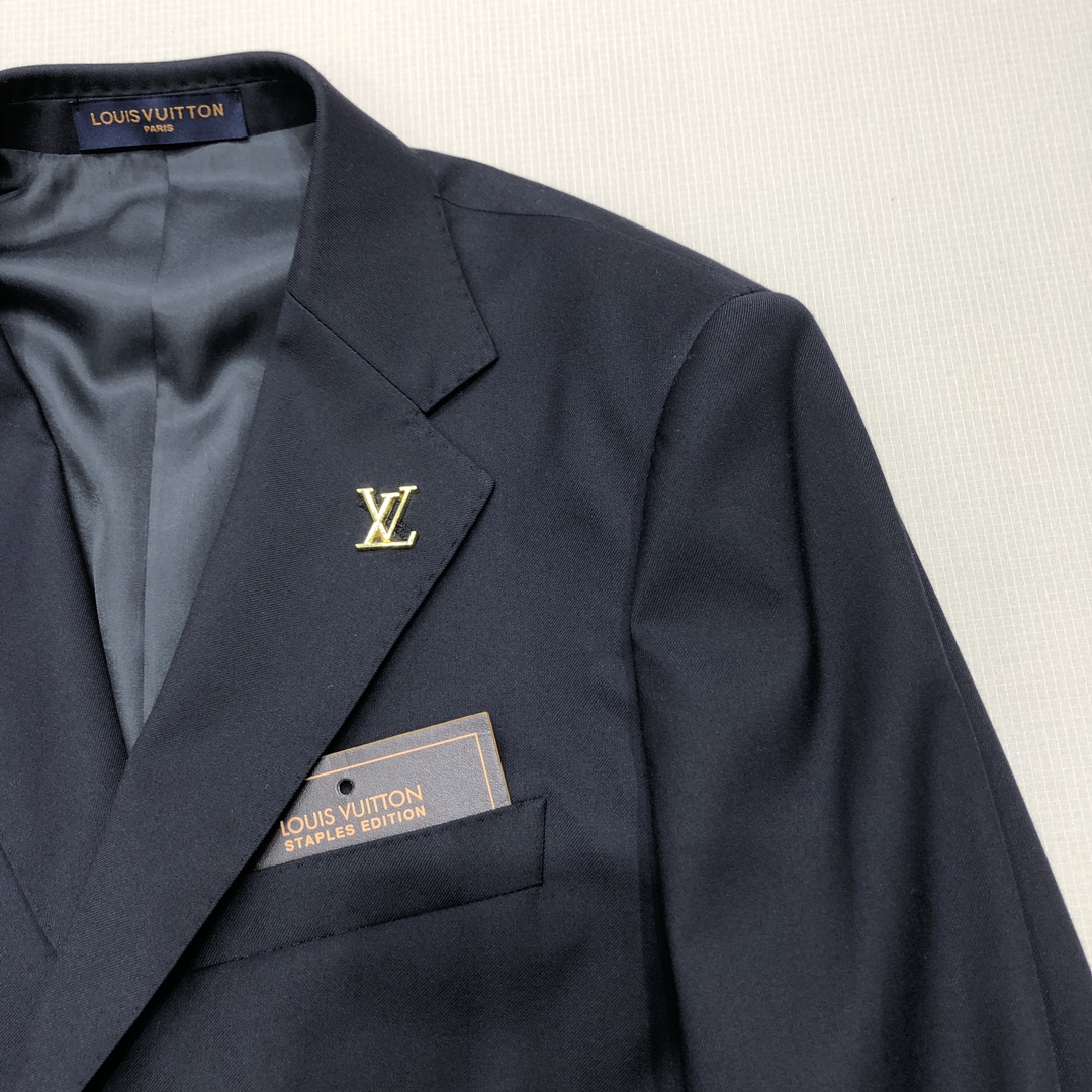 The whole set of P1440, single west P1100, pants P640 LV Louis Vuitton / Spring and Autumn new series of suit suit suit pockets leather label design navy blue fashion Slim suit men's collar logo hardware style fashion Slim casual suit color: navy blue size: clothes 46.48.50.52.54.56 pants 29-38 Exclusive exclusive high-classification factories