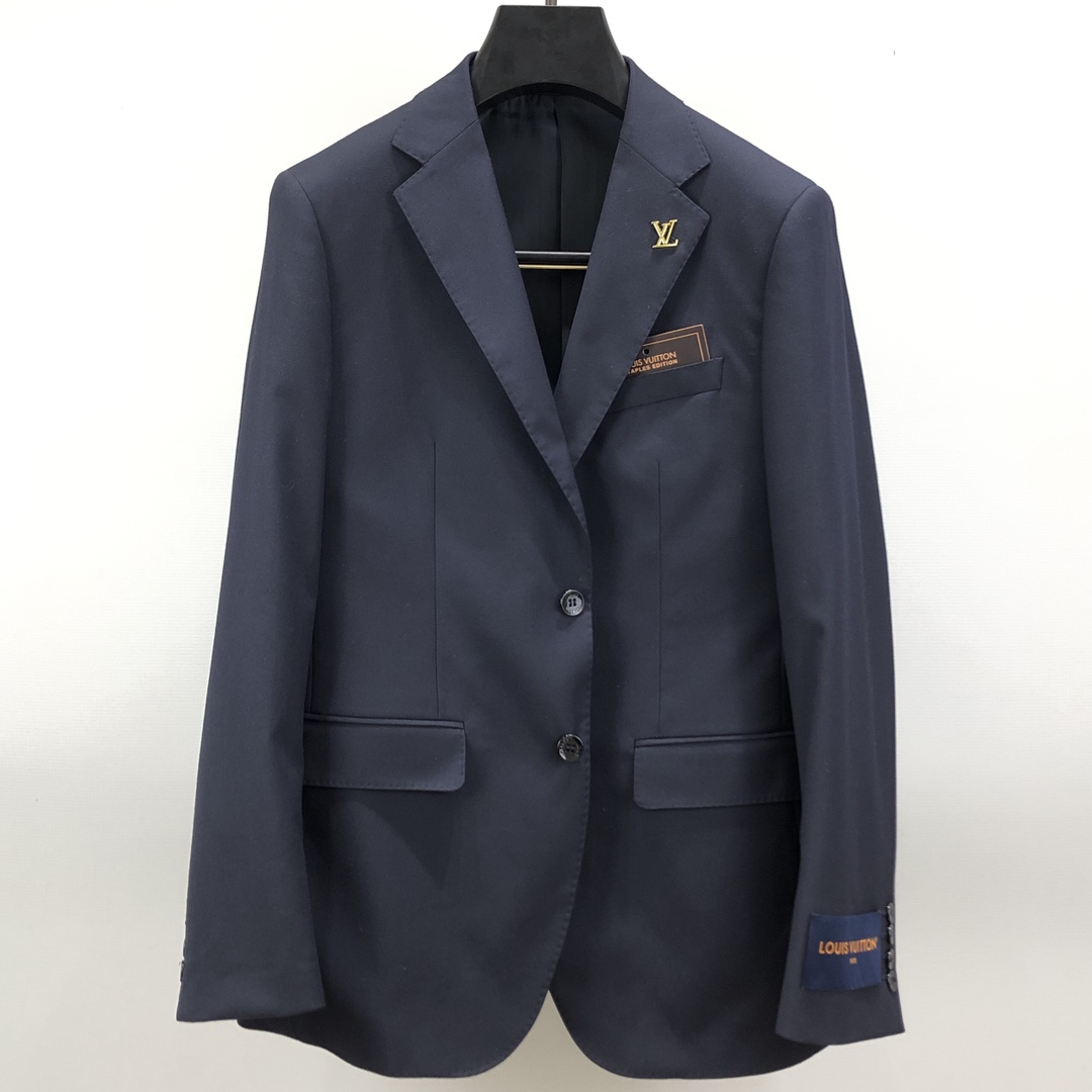 The whole set of P1440, single west P1100, pants P640 LV Louis Vuitton / Spring and Autumn new series of suit suit suit pockets leather label design navy blue fashion Slim suit men's collar logo hardware style fashion Slim casual suit color: navy blue size: clothes 46.48.50.52.54.56 pants 29-38 Exclusive exclusive high-classification factories