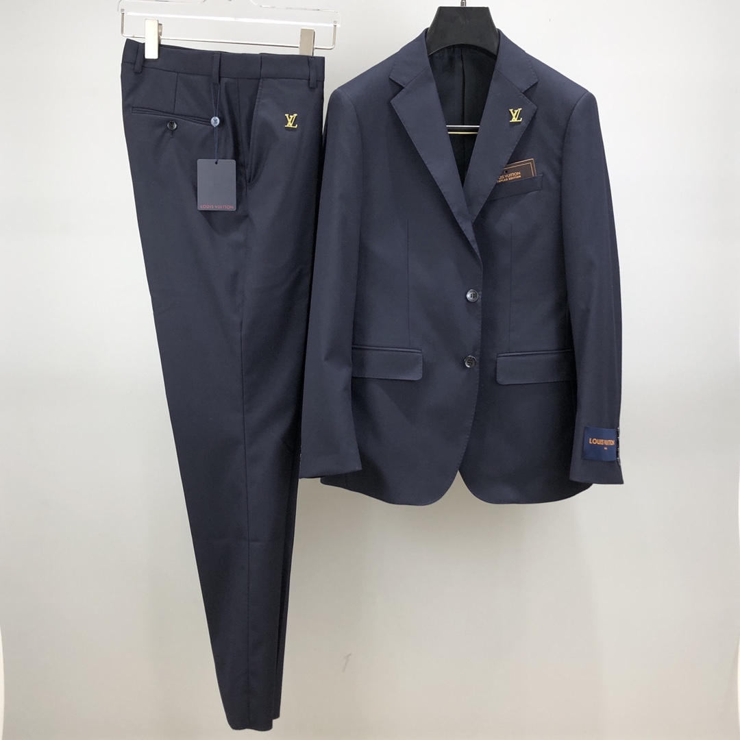 The whole set of P1440, single west P1100, pants P640 LV Louis Vuitton / Spring and Autumn new series of suit suit suit pockets leather label design navy blue fashion Slim suit men's collar logo hardware style fashion Slim casual suit color: navy blue size: clothes 46.48.50.52.54.56 pants 29-38 Exclusive exclusive high-classification factories